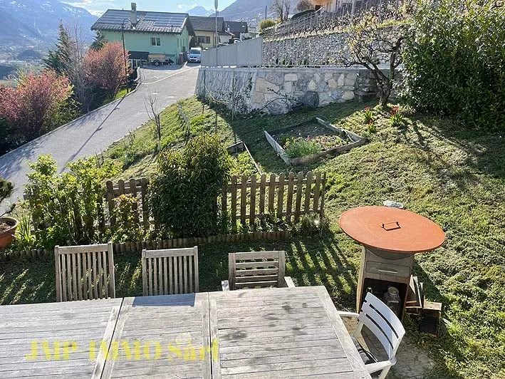 A house to be seized in the village to be renovated with a view and sun