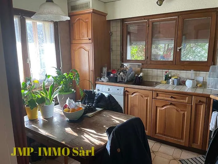 A house to be seized in the village to be renovated with a view and sun