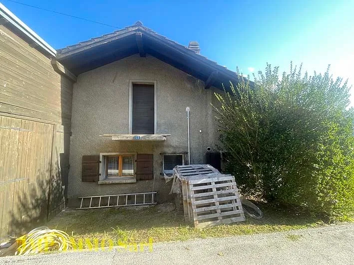 A house to be seized in the village to be renovated with a view and sun