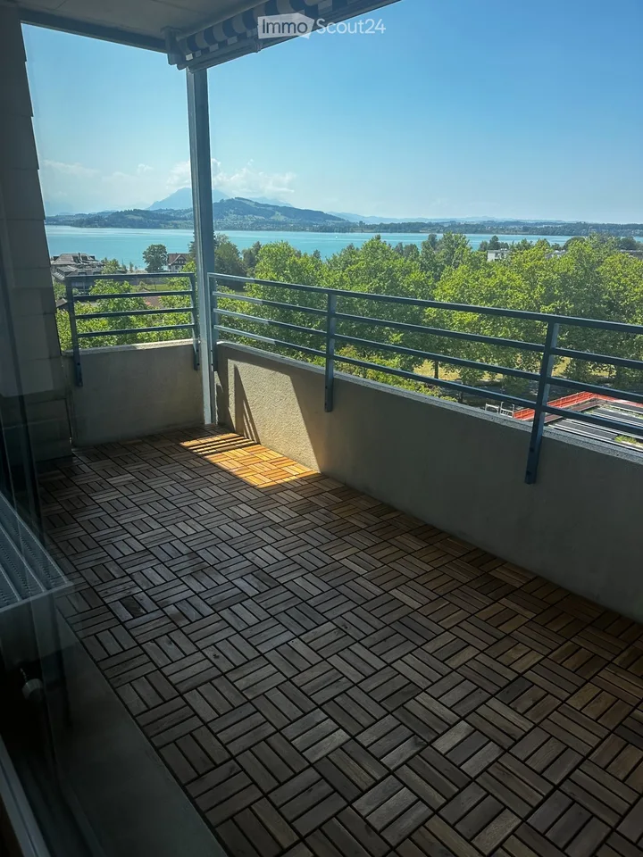 Grand appartement en attique central et calme avec vue sur la mer
