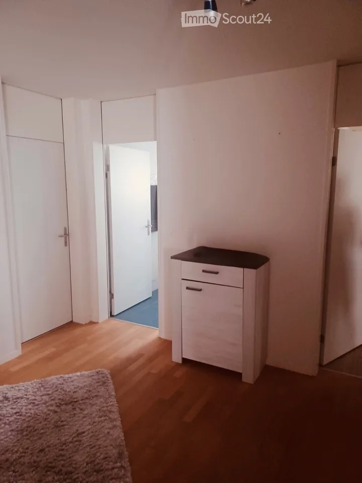 In affitto a tempo determinato appartamento di 3,5 locali luminoso con balcone e ascensore