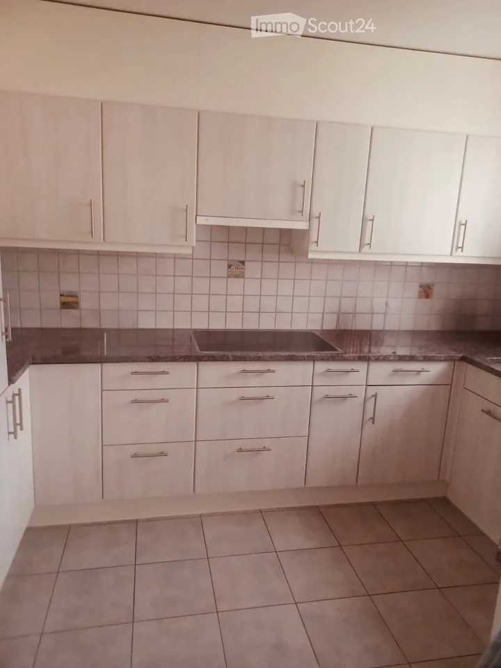 In affitto a tempo determinato appartamento di 3,5 locali luminoso con balcone e ascensore