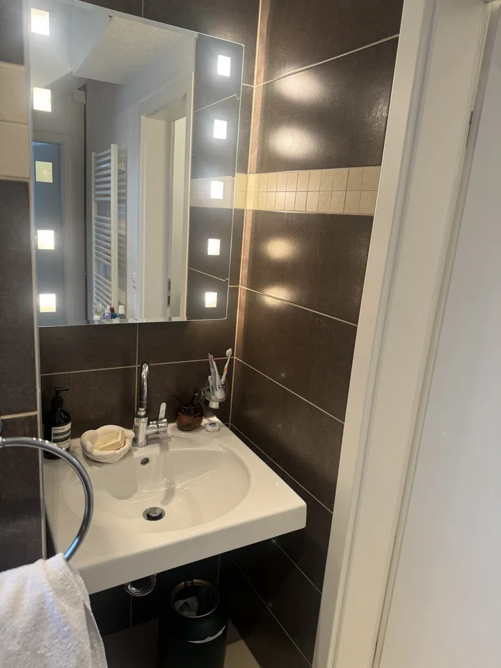 Moderne 2,5-Zimmer-Dachgeschosswohnung in Zürich-Wiedikon – Foto 9 von 16