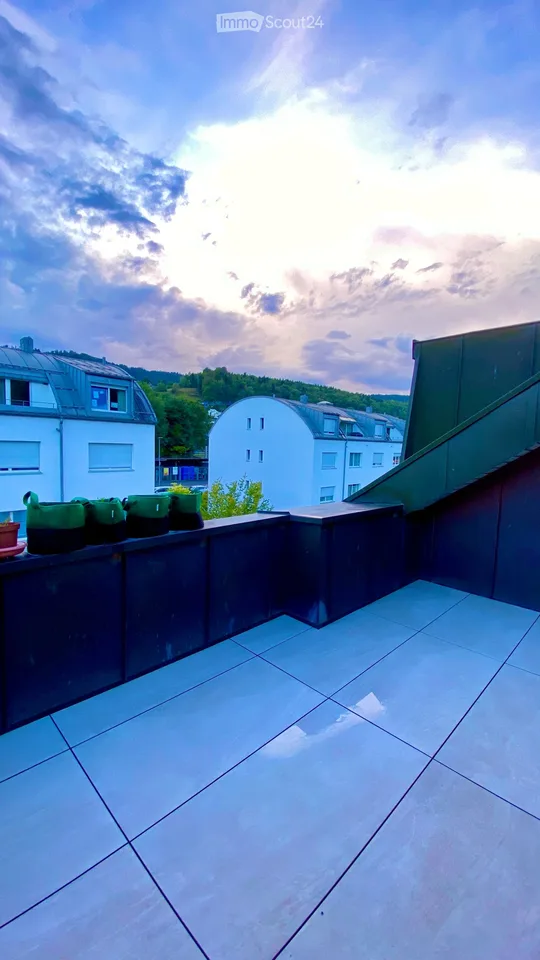 Zauberaftes 3.5-Zimmer-Dachapartment mit Balkon in Langnau am Albis - Sofort verfügbar