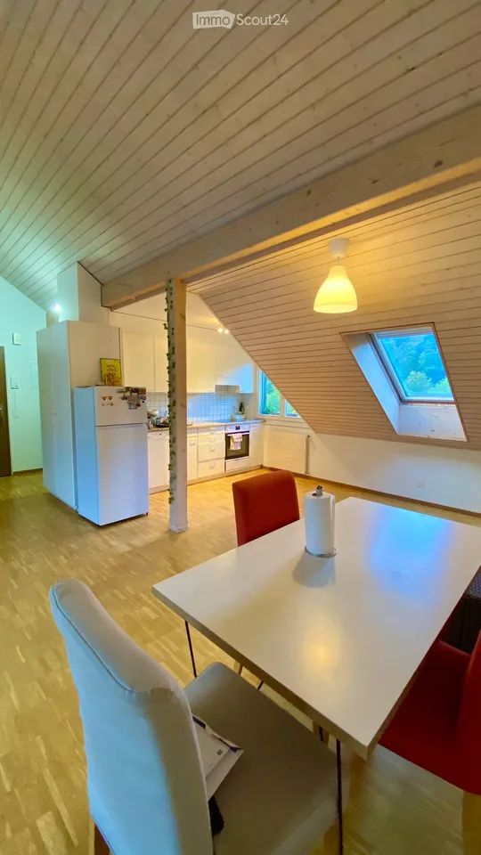 Zauberaftes 3.5-Zimmer-Dachapartment mit Balkon in Langnau am Albis - Sofort verfügbar