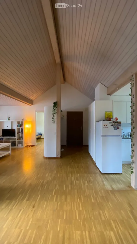 Zauberaftes 3.5-Zimmer-Dachapartment mit Balkon in Langnau am Albis - Sofort verfügbar