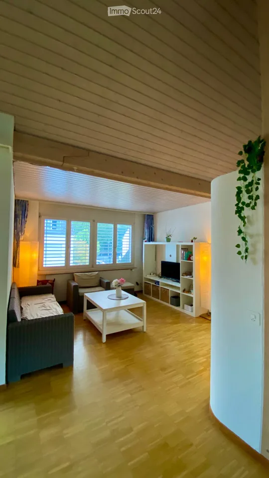 Zauberaftes 3.5-Zimmer-Dachapartment mit Balkon in Langnau am Albis - Sofort verfügbar