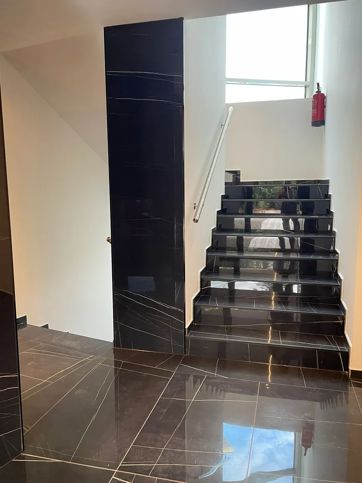 Luxus-Penthouse mit Terrasse und Jacuzzi in Massagno – sofort verfügbar