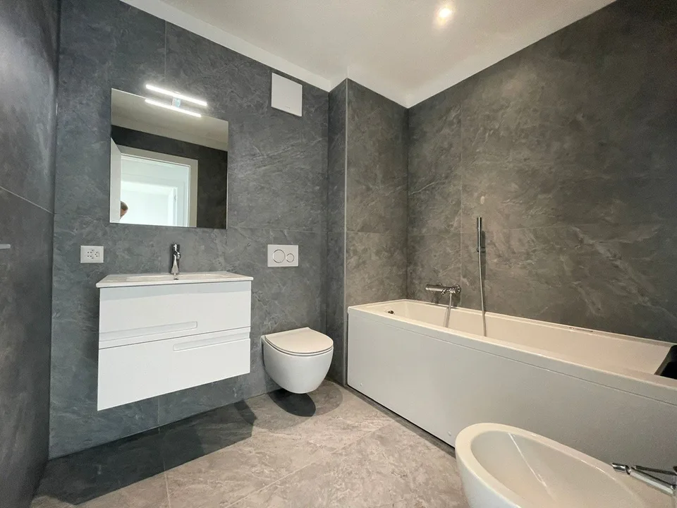 Luxus-Penthouse mit Terrasse und Jacuzzi in Massagno – sofort verfügbar