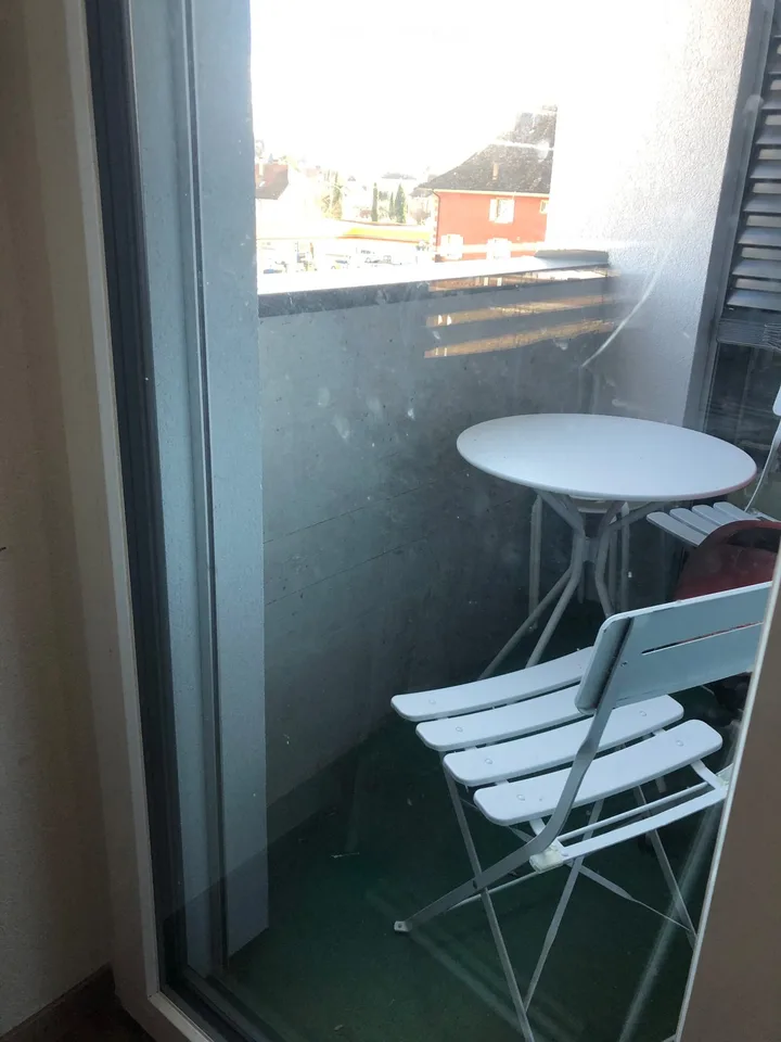 Zimmer mit möbliertem Balkon