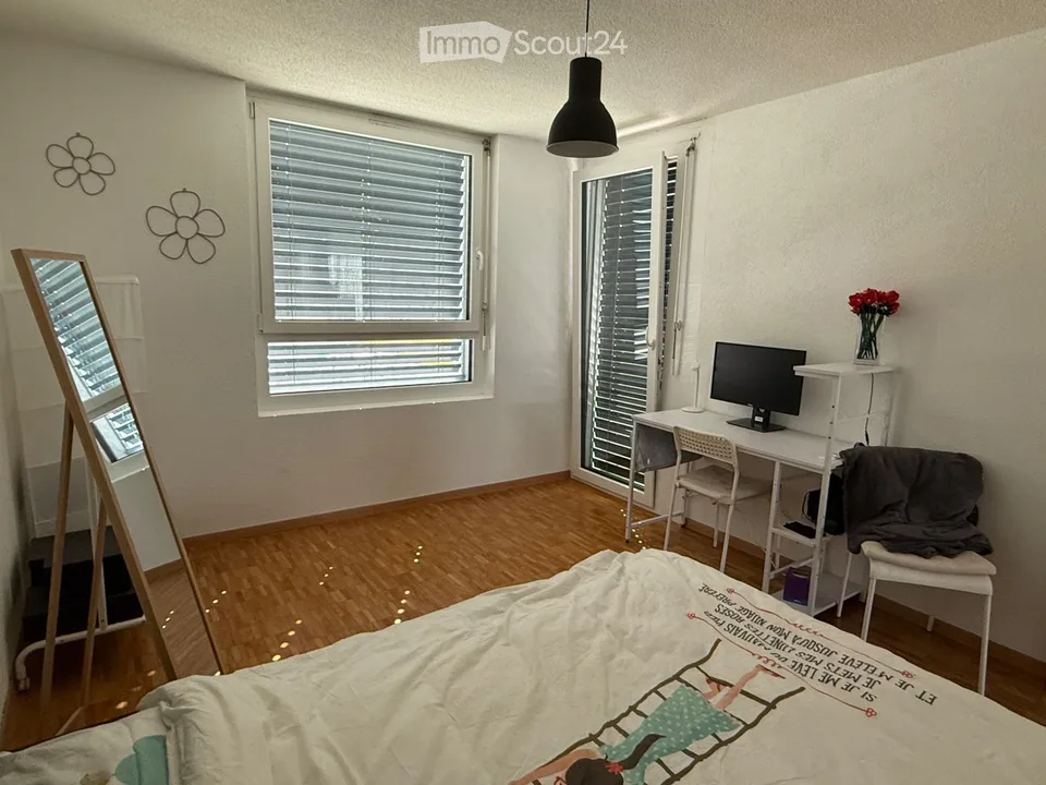 Zimmer mit möbliertem Balkon