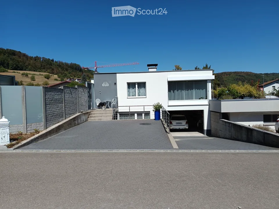 Bungalow di 5 locali a Oberhofen AG, con piscina, idromassaggio, hall mobile, sauna e molto altro