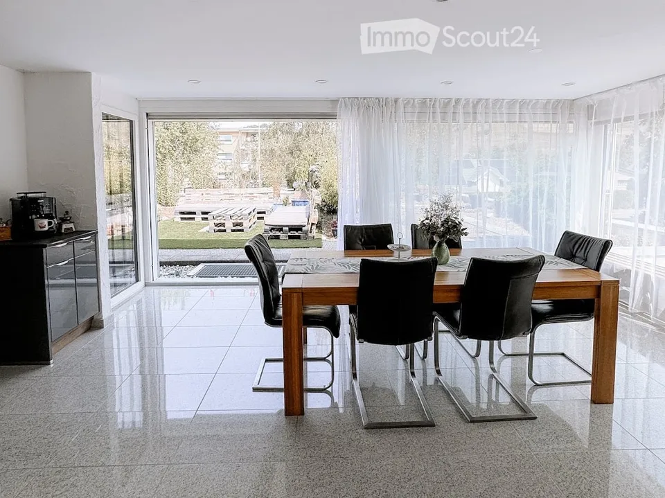 Bungalow di 5 locali a Oberhofen AG, con piscina, idromassaggio, hall mobile, sauna e molto altro