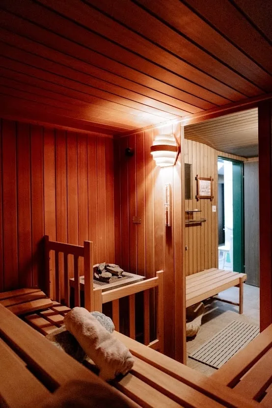 Bungalow di 5 locali a Oberhofen AG, con piscina, idromassaggio, hall mobile, sauna e molto altro