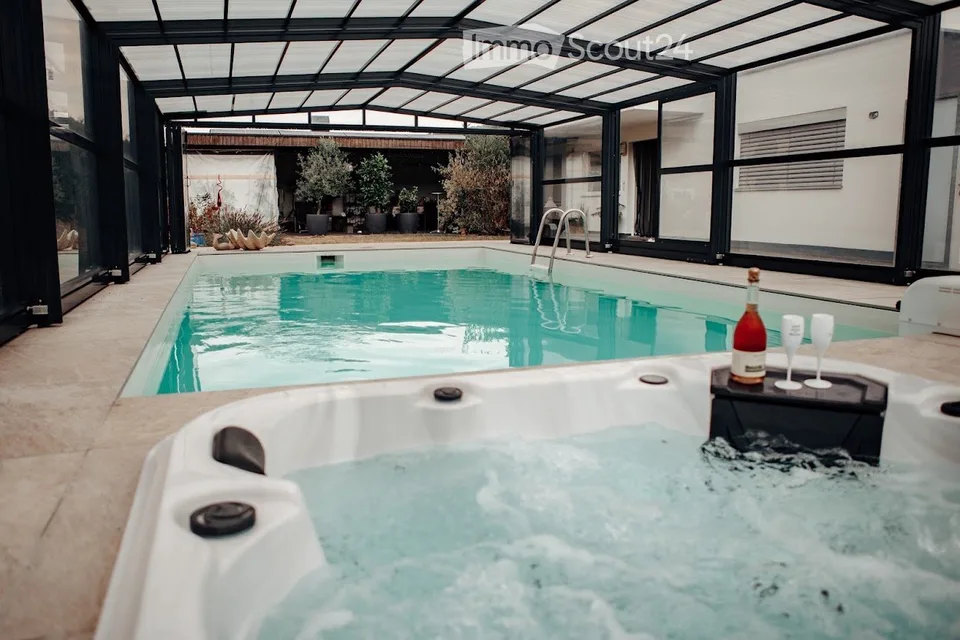 Bungalow di 5 locali a Oberhofen AG, con piscina, idromassaggio, hall mobile, sauna e molto altro