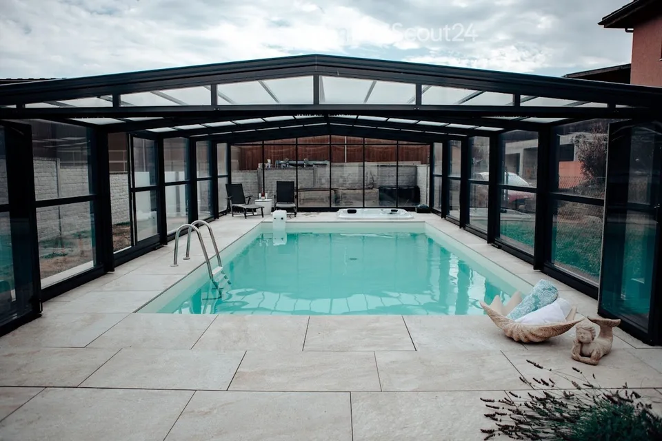 Bungalow di 5 locali a Oberhofen AG, con piscina, idromassaggio, hall mobile, sauna e molto altro