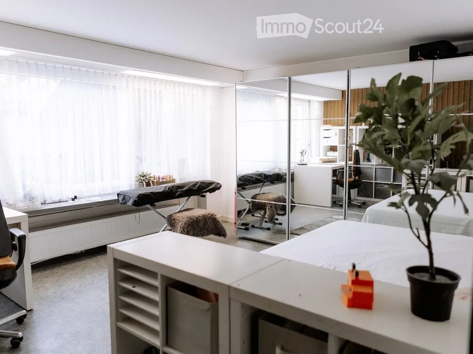 Bungalow di 5 locali a Oberhofen AG, con piscina, idromassaggio, hall mobile, sauna e molto altro