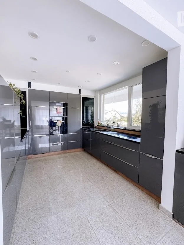 Bungalow di 5 locali a Oberhofen AG, con piscina, idromassaggio, hall mobile, sauna e molto altro