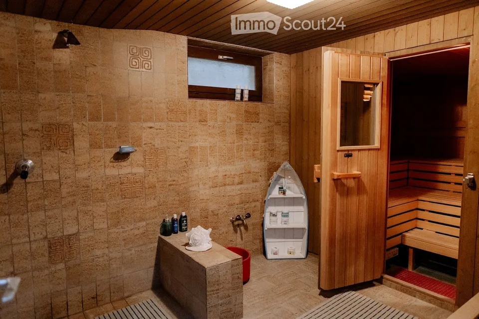 Bungalow di 5 locali a Oberhofen AG, con piscina, idromassaggio, hall mobile, sauna e molto altro