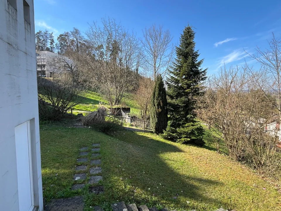 5.5-room maisonette apartment with garden seating area high above Lake Greifensee.