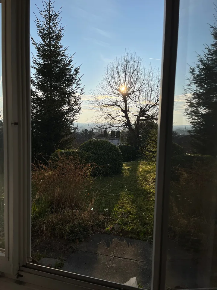 5.5-room maisonette apartment with garden seating area high above Lake Greifensee.