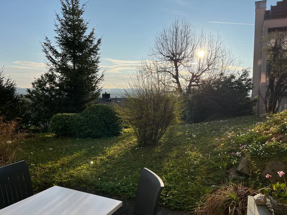 5.5-room maisonette apartment with garden seating area high above Lake Greifensee.