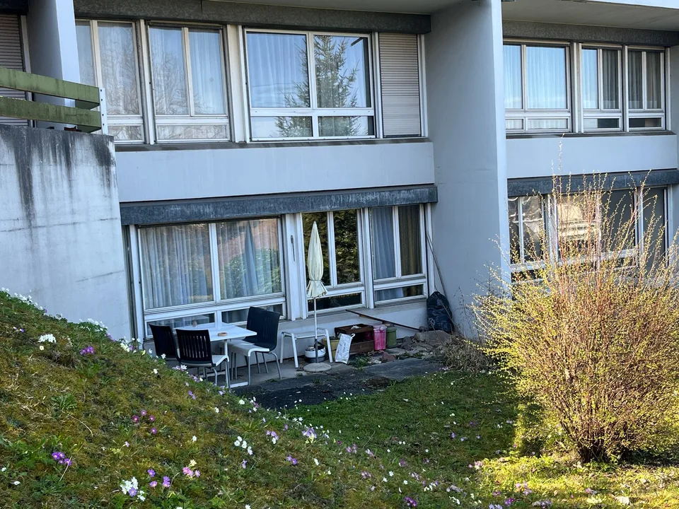 5.5-room maisonette apartment with garden seating area high above Lake Greifensee.