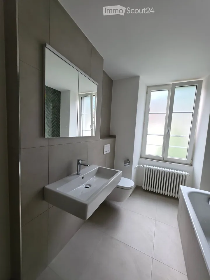 Charmant appartement de 5,5 pièces dans un immeuble ancien historique – Burgstrasse 30, Glarus