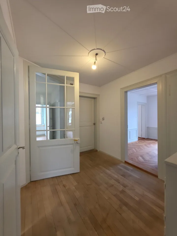 Charmant appartement de 5,5 pièces dans un immeuble ancien historique – Burgstrasse 30, Glarus