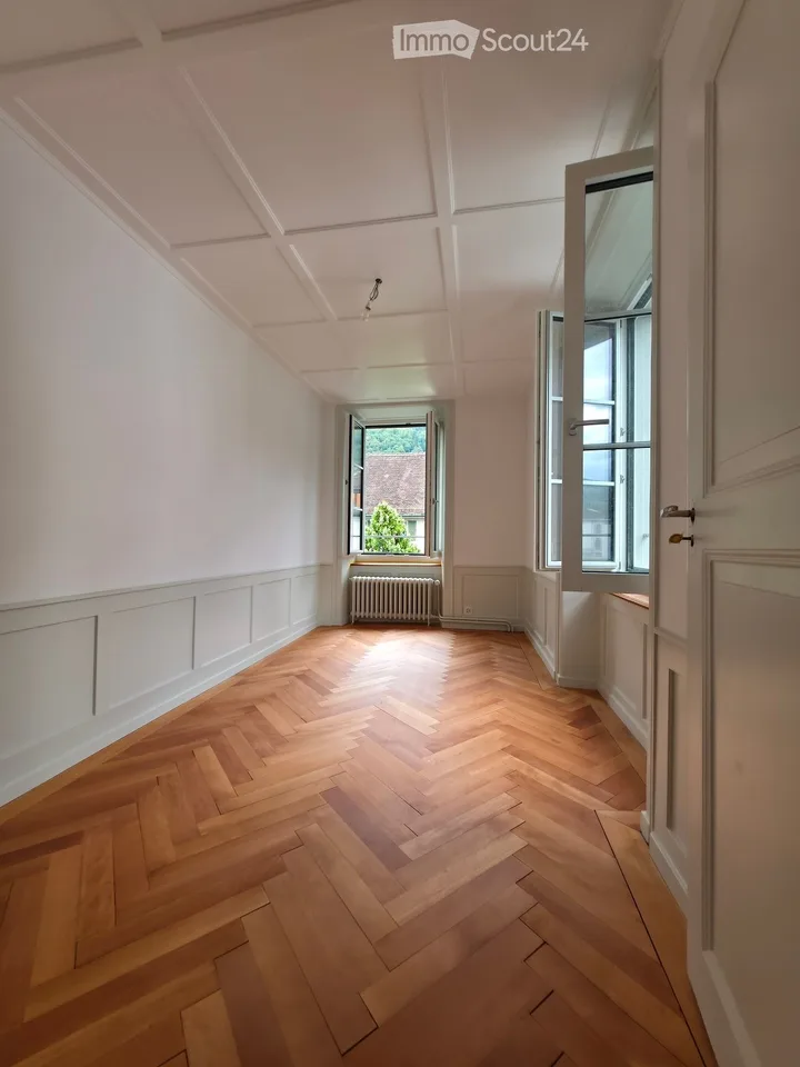 Charmant appartement de 5,5 pièces dans un immeuble ancien historique – Burgstrasse 30, Glarus