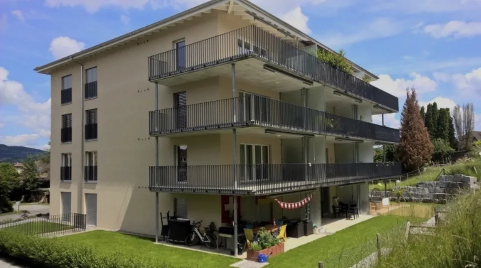 Well-located 3.5-room attic apartment with private laundry tower