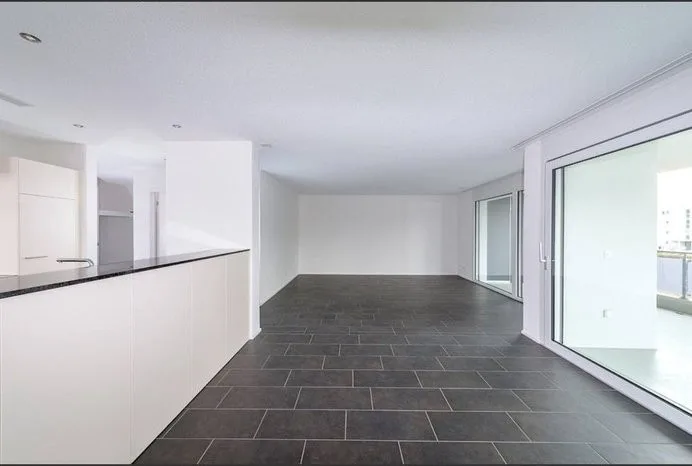 Living with plenty of light, comfort, and a great location!