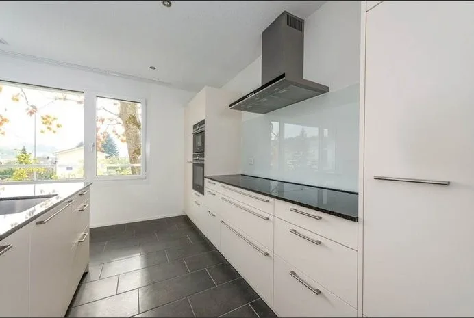 Living with plenty of light, comfort, and a great location!