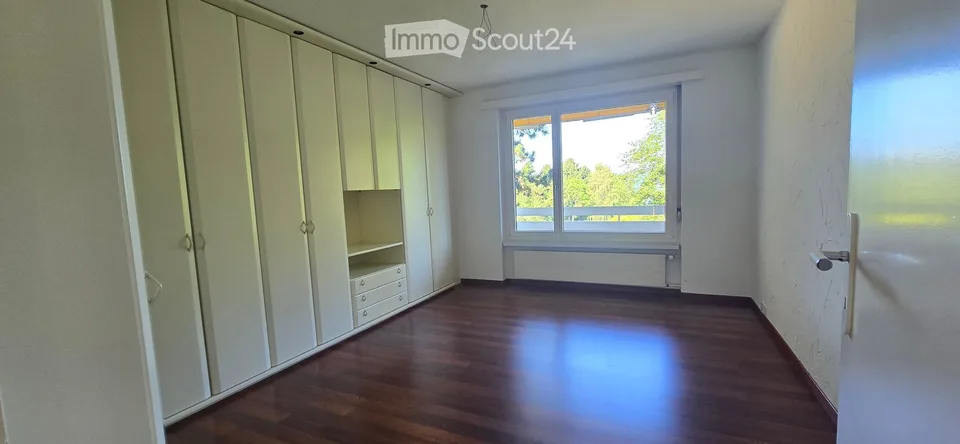 Spacious 5-room apartment with balcony and beautiful view in Zürich-Witikon