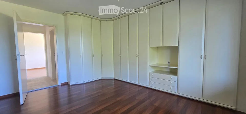 Spacious 5-room apartment with balcony and beautiful view in Zürich-Witikon