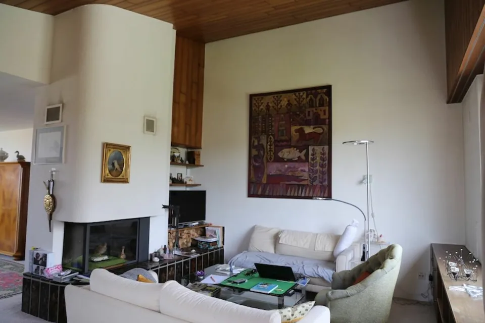 Villa avec vue sur le lac et terrain constructible séparé dans un excellent emplacement.