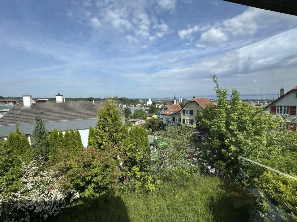 Villa avec vue sur le lac et terrain constructible séparé dans un excellent emplacement.