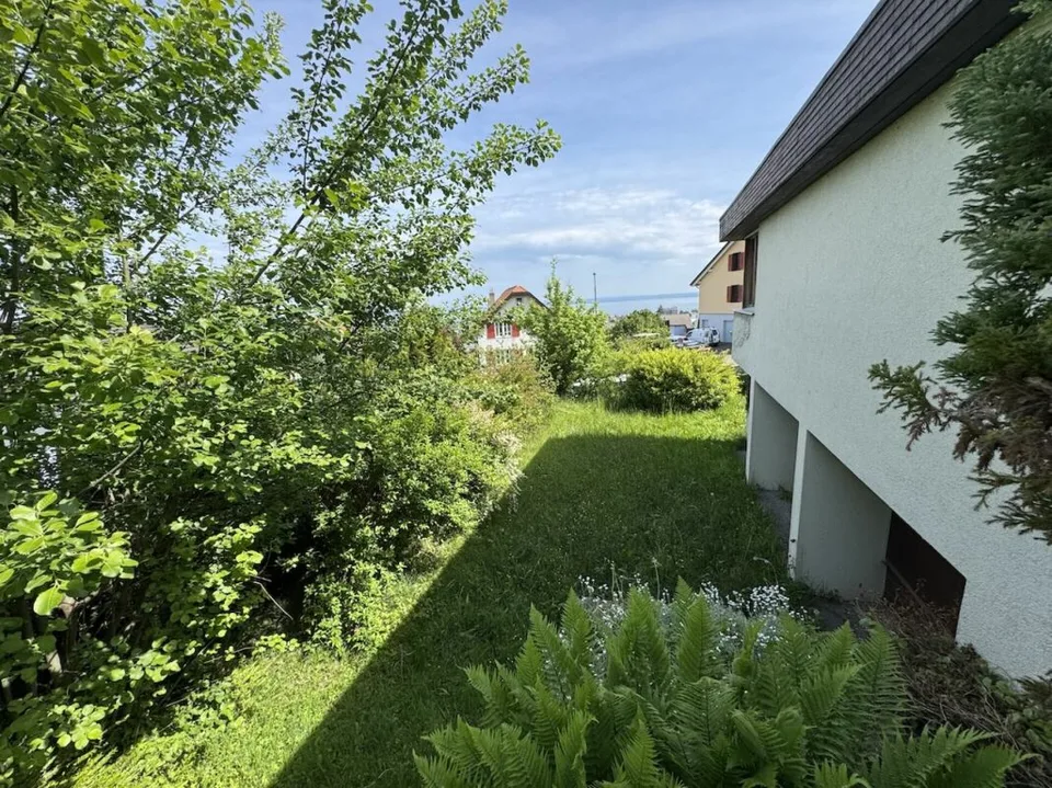 Villa avec vue sur le lac et terrain constructible séparé dans un excellent emplacement.
