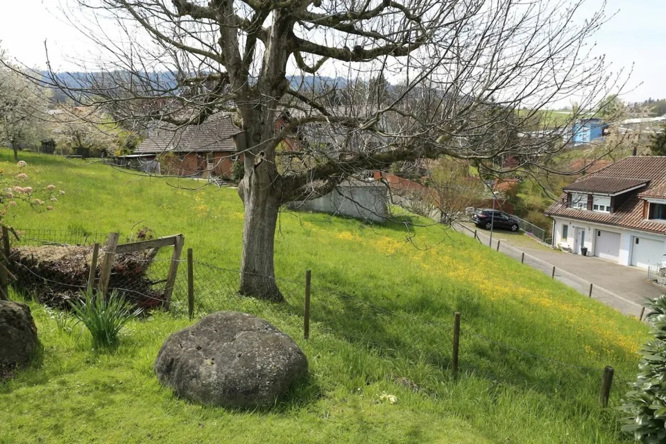 Villa avec vue sur le lac et terrain constructible séparé dans un excellent emplacement.