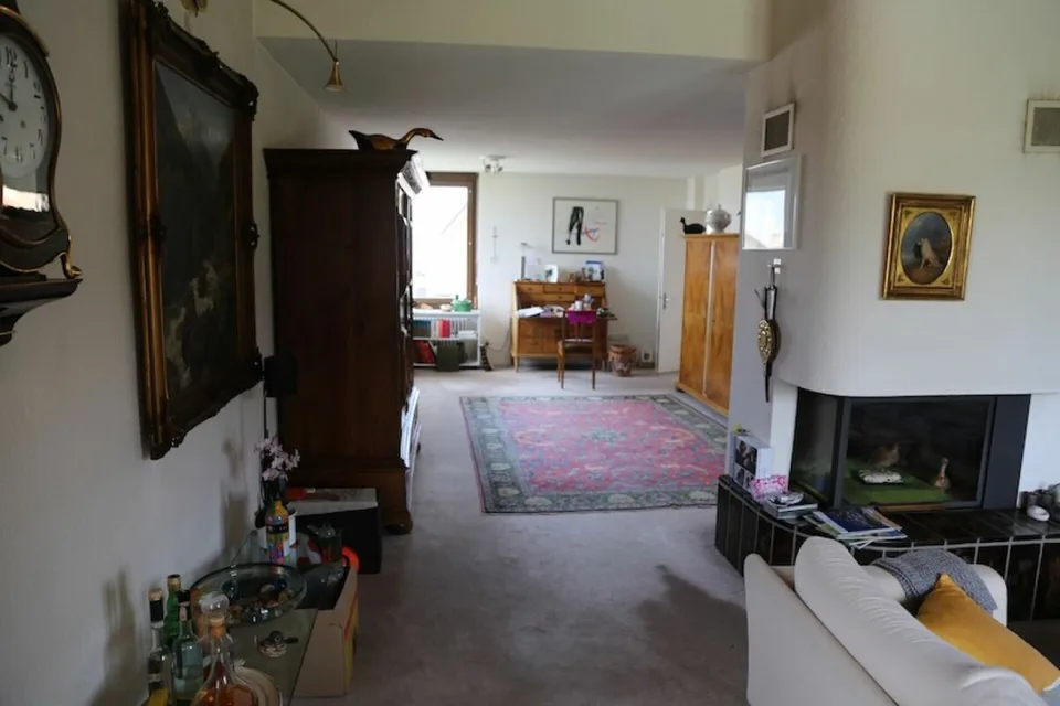 Villa avec vue sur le lac et terrain constructible séparé dans un excellent emplacement.