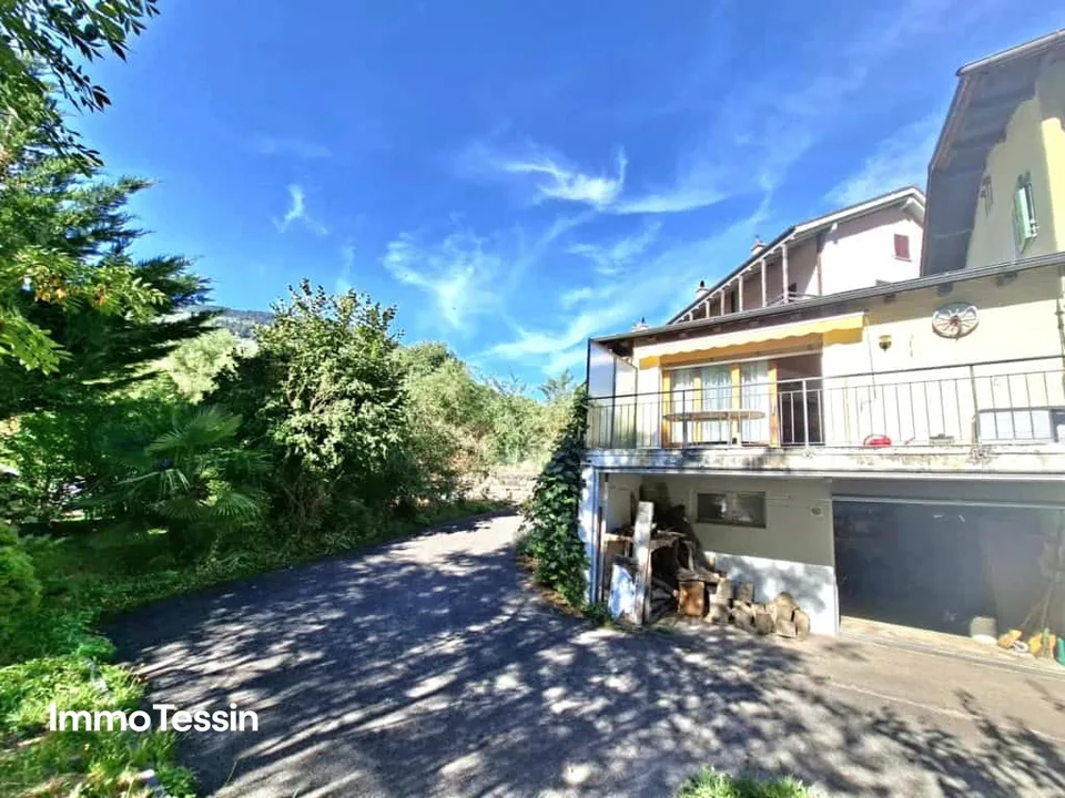 House with 2 apartments in a quiet location and fantastic panoramic view into the greenery as well as a large garden