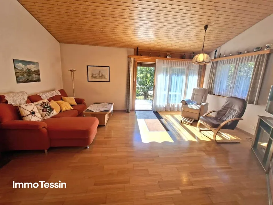 House with 2 apartments in a quiet location and fantastic panoramic view into the greenery as well as a large garden