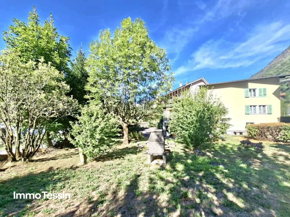 House with 2 apartments in a quiet location and fantastic panoramic view into the greenery as well as a large garden
