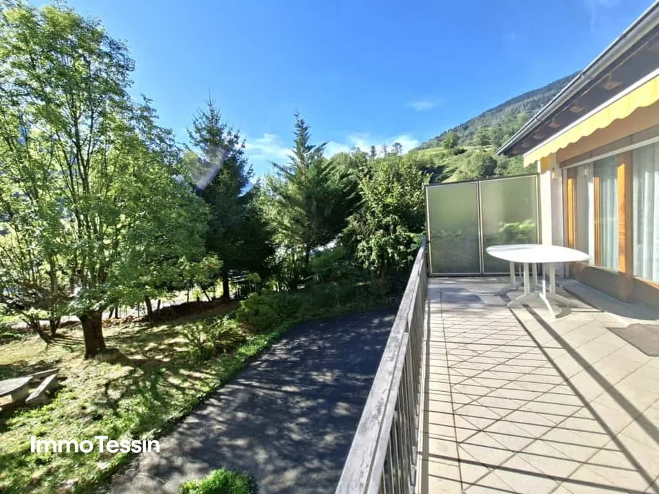 Haus mit 2 Wohnungen an ruhiger Lage und fantastischer Weitsicht ins Grüne sowie grossem Garten