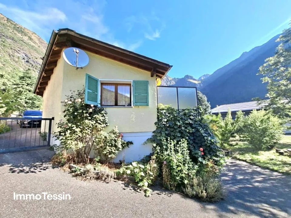 House with 2 apartments in a quiet location and fantastic panoramic view into the greenery as well as a large garden