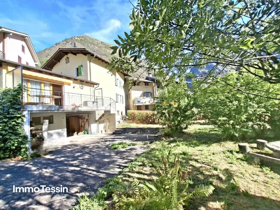 House with 2 apartments in a quiet location and fantastic panoramic view into the greenery as well as a large garden