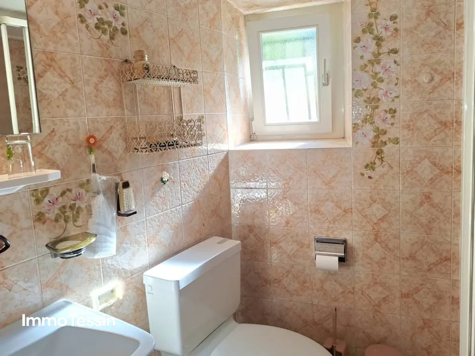 House with 2 apartments in a quiet location and fantastic panoramic view into the greenery as well as a large garden