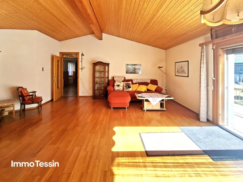 House with 2 apartments in a quiet location and fantastic panoramic view into the greenery as well as a large garden
