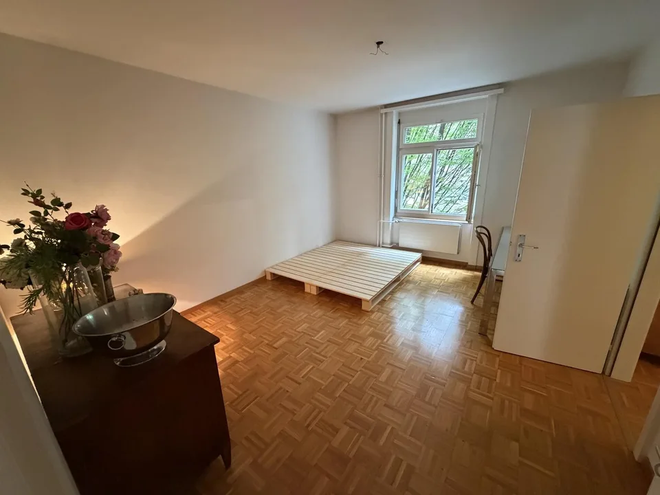 Geräumiges WG-Zimmer mit Wohnzimmer im Kreis 3