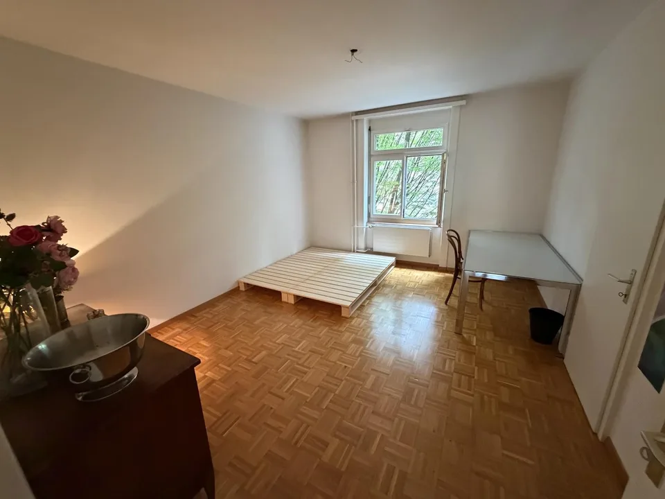 Geräumiges WG-Zimmer mit Wohnzimmer im Kreis 3